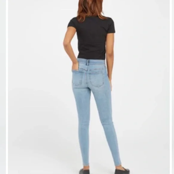 NWOT SPANX Distressed Skinny Jeans in Light Vintage Wash Size Small - Picture 4 of 8